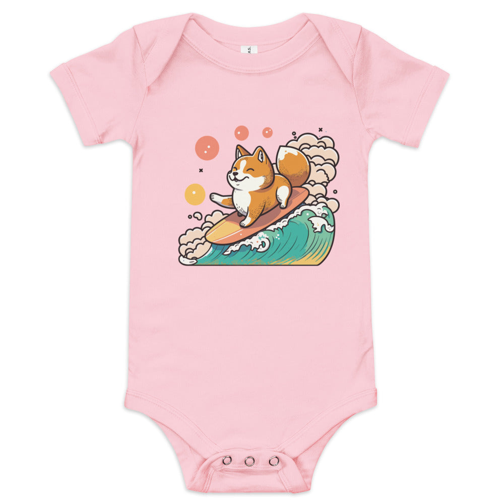 Body bébé Shiba Inu surfant sur une vague, couleur brose